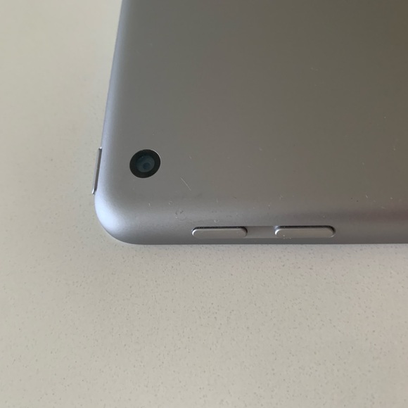 Apple iPad 6th generation, 32 gig, Wi-Fi only, Unlocked - Picture 4 of 5